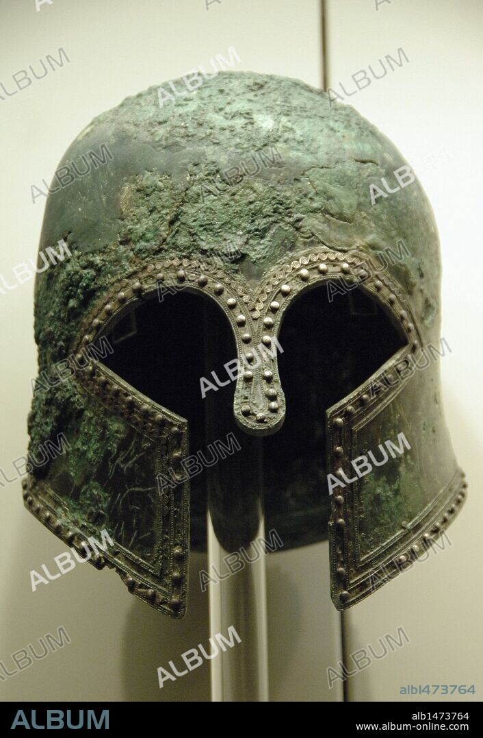 ARTE GRIEGO. YELMO o CASCO DE BRONCE arcaico de tipo corintio. Fechado hacia el s. VI a. C. Museo Arqueológico de Olimpia. Provincia de Ilía. Región del Peloponeso. Grecia.