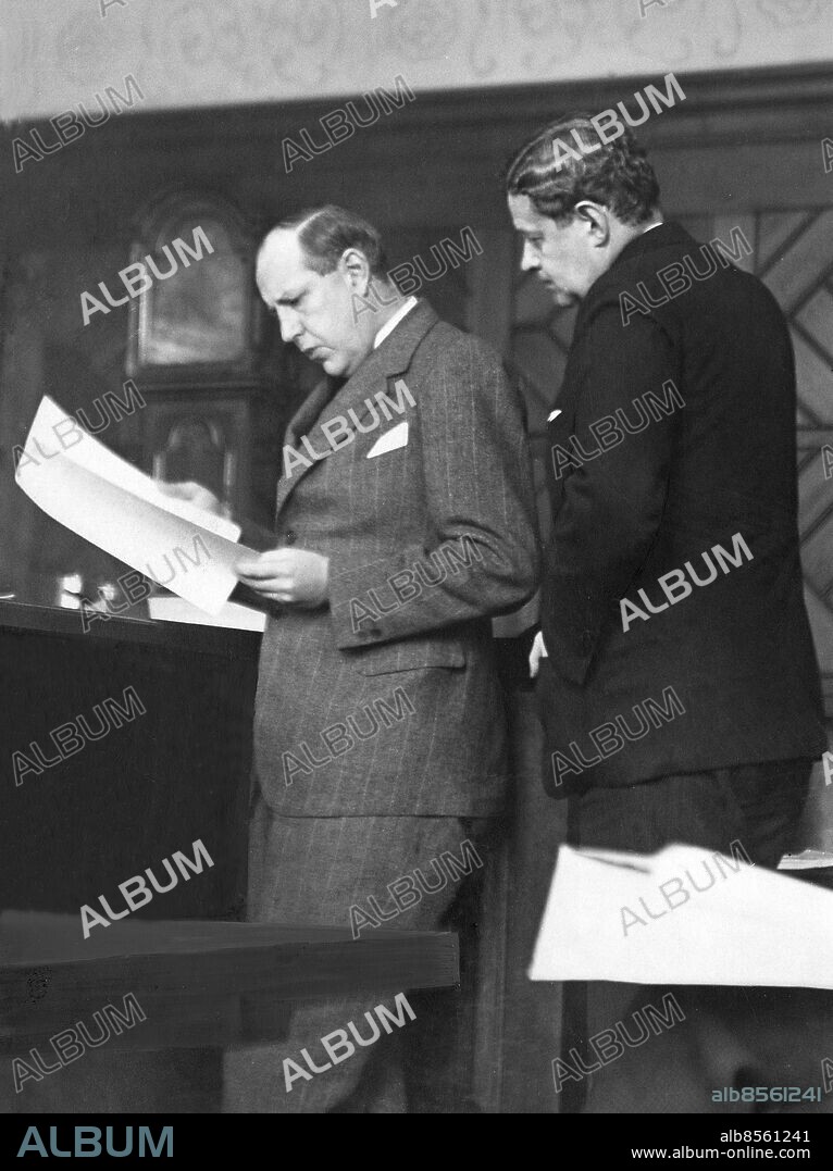 STOCKHOLM 1932-01-15. Johnny Sjögren (tv) och advokat Sven Dahlberg studerar ett protokoll vid rättegången mot Sjögren. I december 1931 upptäckte kassören vid uppbördskontoret Nybrogatan 31 i Stockholm att en halv miljon saknades i kassaskåpet, misstankarna föll på Sjögren . Foto: DN / TT / Kod: 192. **SvD OUT**.