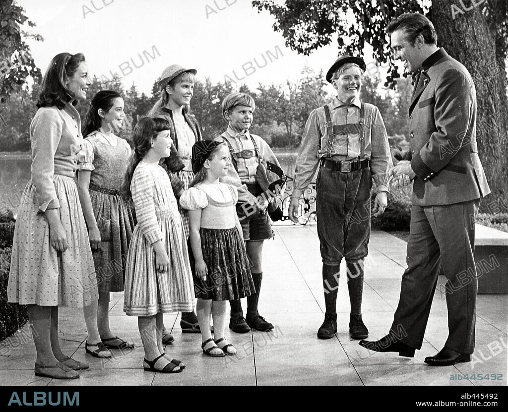 ANGELA CARTWRIGHT, CHARMAIN CARR, CHRISTOPHER PLUMMER, DEBBIE TURNER, DUANE CHASE, HEATHER MENZIES, KYM KARATH and NICHOLAS HAMMOND in THE SOUND OF MUSIC, 1965, directed by ROBERT WISE. Copyright 20TH CENTURY FOX.