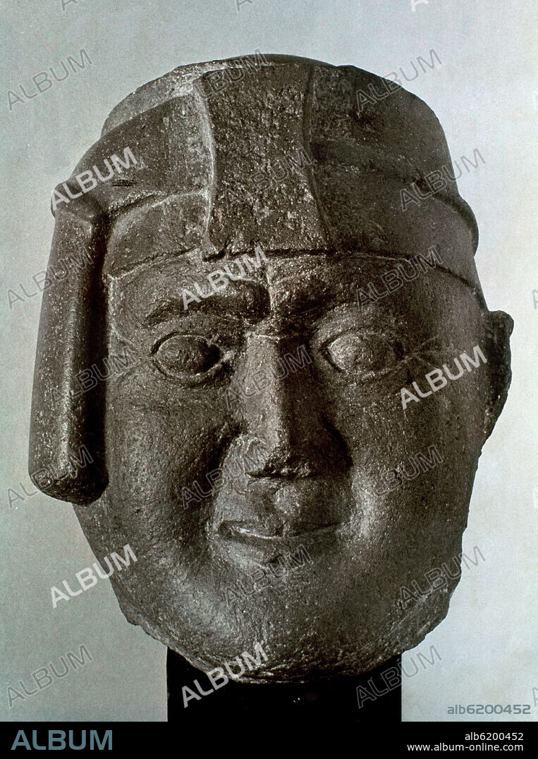 CABEZA DE INCA EN PIEDRA-CON LA MASCAIPACHA Y LA BORLA.