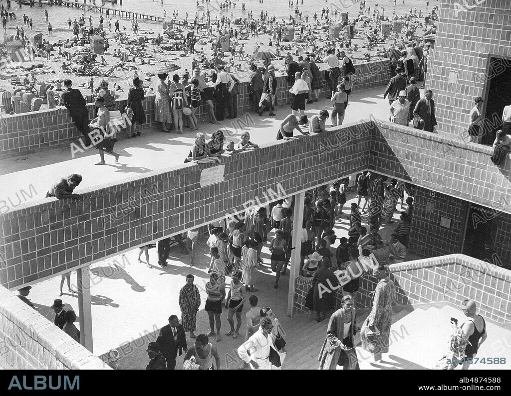 GERMANY BERLIN around 1930. Orig. caption ... BEACH WANNSEE, BERLIN'S MOUNTAIN SEE BATH. View to the beach via the new facilities with entrances to the terraces and changing rooms. Photo: Robert Sennecke / AB Text & Bilder / SVT / Code: 5600 Folder: Beach resorts Germany -1939 3813 A1 The buildings were built 1929-1930 sites: BERLIN; GERMANY PhotoDate: 193? - ?? - ??.