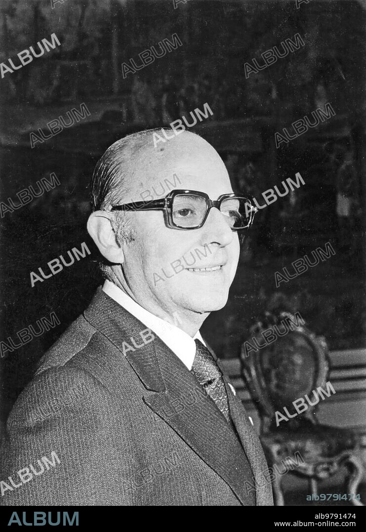 30 octubre 1974. D. León Herrera Esteban, nuevo ministro de información y turismo Momentos después de la jura de su cargo.