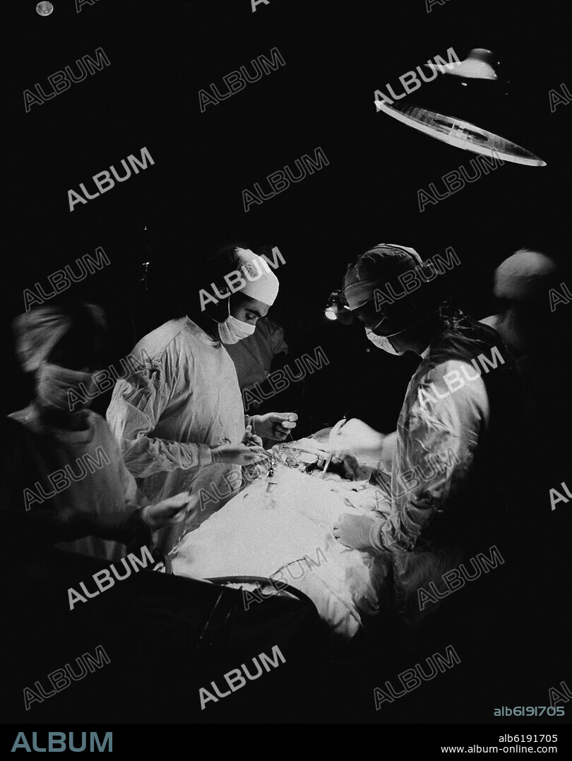 OPERACION DE LOS DOCTORES JACINTO RIBAS Y CRISTOBAL MARTINEZ BORDIU MARQUES DE VILLAVERDE - FOTOGRAFIA EN BLANCO Y NEGRO - AÑOS 60.