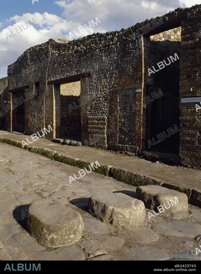 ARTE ROMANO. ITALIA. POMPEYA. Ciudad romana situada a los pies del Vesubio, destruida en el 79 d. C. por la erupción del volcán. Detalle de un "PASO CEBRA" de la época, en la VIA DE LA ABUNDANCIA. Se trataba de grandes losas que sobresalían para el cruce entre aceras, ya que las calles carecían de desagües. La Campania.