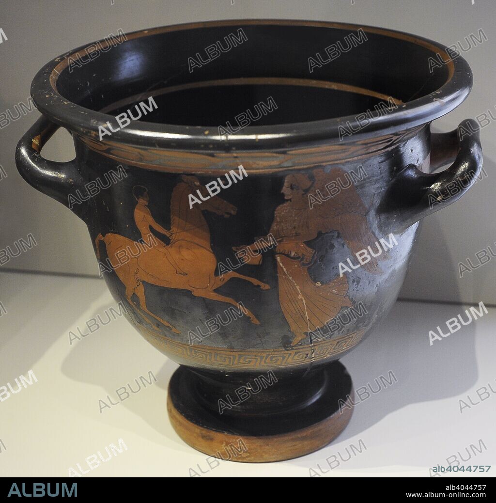 Cultura Ibérica. Crátera de campana con la representación de una Niké alada ofreciendo una libación a un joven jinete. Interpretado como la heroización del difunto recibido por la victoria alada en su viaje al más allá. Segunda mitad del siglo V a. C. Arcilla. Necrópolis de Tútugi, zona I, sepultura 11. Producción griega. Galera (provincia de Granada, Andalucía). Museo Arqueológico Nacional. Madrid. España.