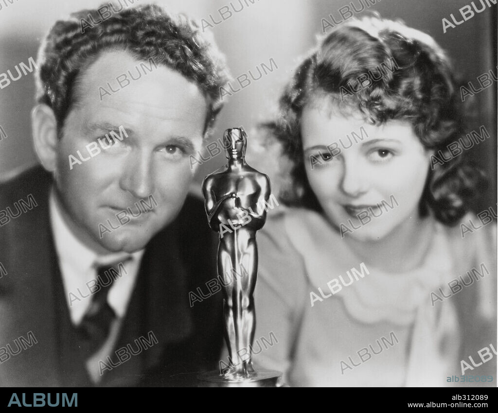 FRANK BORZAGE y JANET GAYNOR. 1ª Edición de los Premios Oscar / 1928. 
Frank Borzage premiado como mejor director por "El séptimo cielo". Janet Gaynor premiada como mejor actriz por "El séptimo cielo", "El ángel de la calle" y "Amanecer". 1929