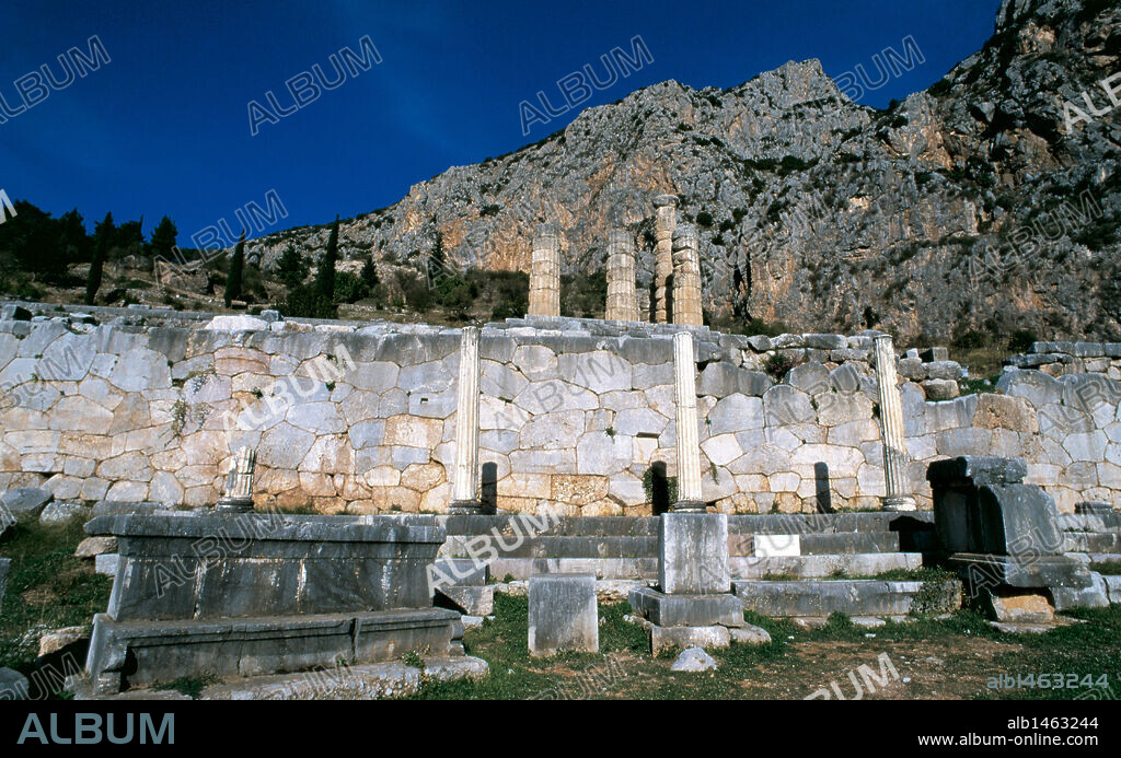 ARTE GRIEGO. GRECIA. SANTUARIO DE DELFOS. Situado a los pies del monte Parnaso y considerado lugar sagrado por sus oráculos. Vista general de la STOA DE ATENEA. Al fondo, las columnas de estilo dórico del Templo de Apolo. Provincia de Fócide.