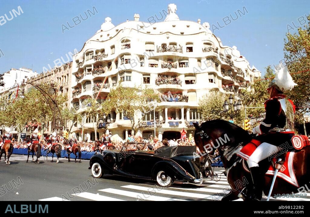 3 octubre 1997. Boda de la Infanta Cristina e Iñaki Urdangarín: en la Imagen, un momento del recorrido en coche que Realizaron los recién Casados por las Calles de Barcelona.
