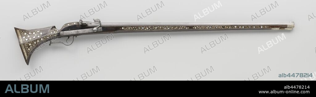 Matchlock caliver, The rectangular lock plate is cut with groups of lines, engraved with a leaf ornament and stamped with the mark of a hunting horn. The barrel has an iron visor grain on the trumpet and a rear visor in the form of a block with a grooved-in groove and a cross-shaped extension at the front, transversely placed fire screen, with a partly ajour worked upper edge, the bottom of the pan soldered to the barrel has a cross and beads in relief, stamped on the bottom four times with a mark in the shape of a hand. The walnut flask has a triangular handle, inlaid with cow horn in panels formed by double strips, filled with a branch pattern and circles, engraved with spirals or with leaves, and with larger circles of mother-of-pearl in between. Apart from the iron trigger guard, the rear part of which is removed, the herd is made of engraved cow horn and consists of two drawer bands at the front, engraved with panels with overlapping leaves, flask plates with engraved leaf edges and at the bottom an empty shield above an empty banderole surrounded by a garland of fruit, the wooden loading stick with cow's horn cap is just as engraved as the drawer tapes, ornament derived from plant forms, Hoorn (North Holland), Holland, anonymous, Hoorn (North Holland) (possibly), 1600 - 1625, iron (metal), walnut (hardwood), horn (animal material), mother of pearl, wood (plant material), filing, l 159.6 cm l 122 cm d 18.9 mm w 5.2 kg.