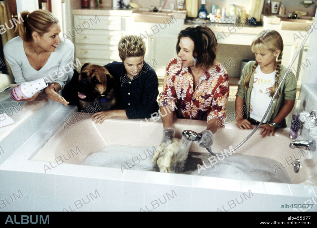 DAVID SPADE, JENNA BOYD, MARY McCORMACK and SCOTT TERRA in DICKIE ROBERTS: FORMER CHILD STAR, 2003, directed by SAM WEISMAN. Copyright TM/PARAMOUNT PICTURES / FELLMAN, MARK.