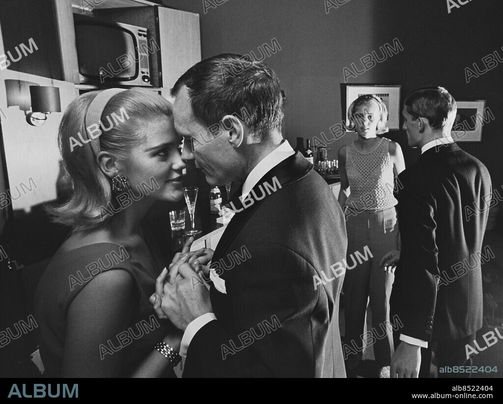 Advokat Henning Sjöström och hans nyblivna festmö Kerstin Sandels har precis förlovat sig. Nu har de fastnat i varandras händer och vill inte komma loss. Bild ur boken "Händer" av Expressenfotografen Jan Delden. Foto Jan Delden kod 10. COPYRIGHT SCANPIX SWEDEN. ** AFTONBLADET OUT **.