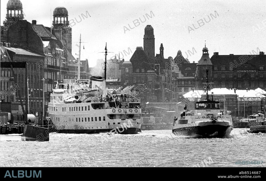 Färjetrafiken Sverige - Danmark Malmö - Köpenhamn København. Köpernhamnsbåt och flygbåt i inre hamnen i Malmö, 1984. I bakgrunden tv huvudpostkontoret och i mitten Savoy. Foto: Bitte Yue / Sydsvenskan / IBL Bildbyrå.