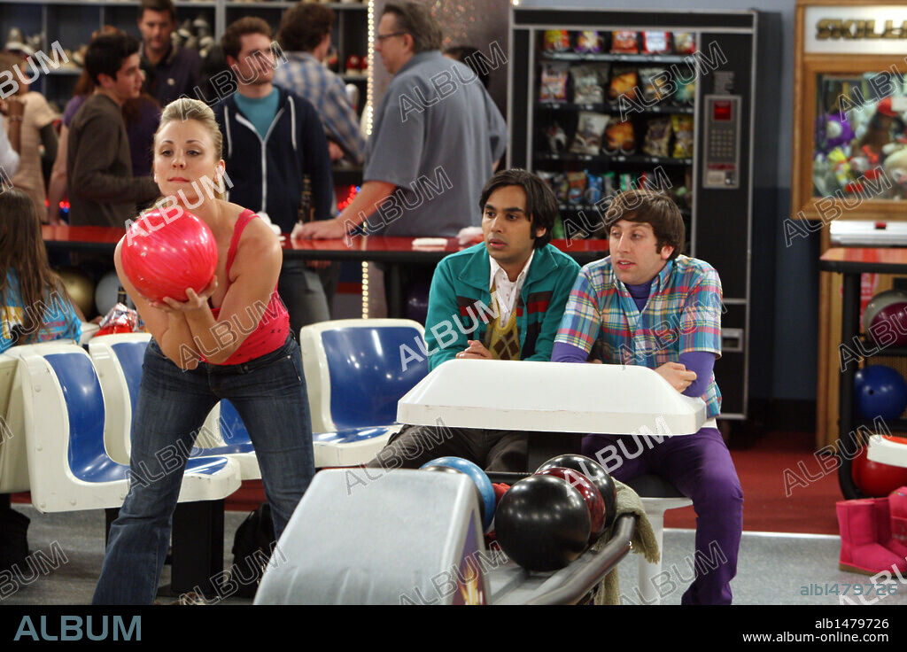 KALEY CUOCO, KUNAL NAYYAR and SIMON HELBERG in THE BIG BANG THEORY, 2007, directed by CHUCK LORRE. Copyright CHUCK LORRE PRODUCTIONS/WARNER BROS TV.