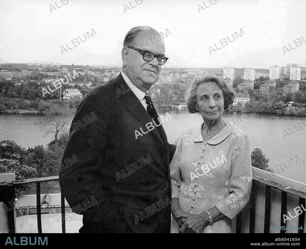 Stockholm 1966-06-08. Statsminister Tage Erlander (S) med sin fru Aina i lägenheten på Fyrverkarbacken. Bilden tagen i samband med Erlanders 65-årsdag. Foto: Owe Sjöblom / SvD / TT / kod 12014.