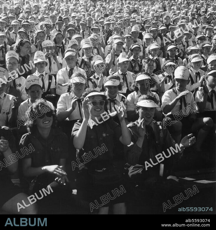 Berlin, 6. Mai 1954. Pfingsttreffen der FDJ (Freie Deutsche Jugend) in Ost-Berlin. Festveranstaltung im Walter-Ulbricht-Stadion (Stadion der Weltjugend). Foto.