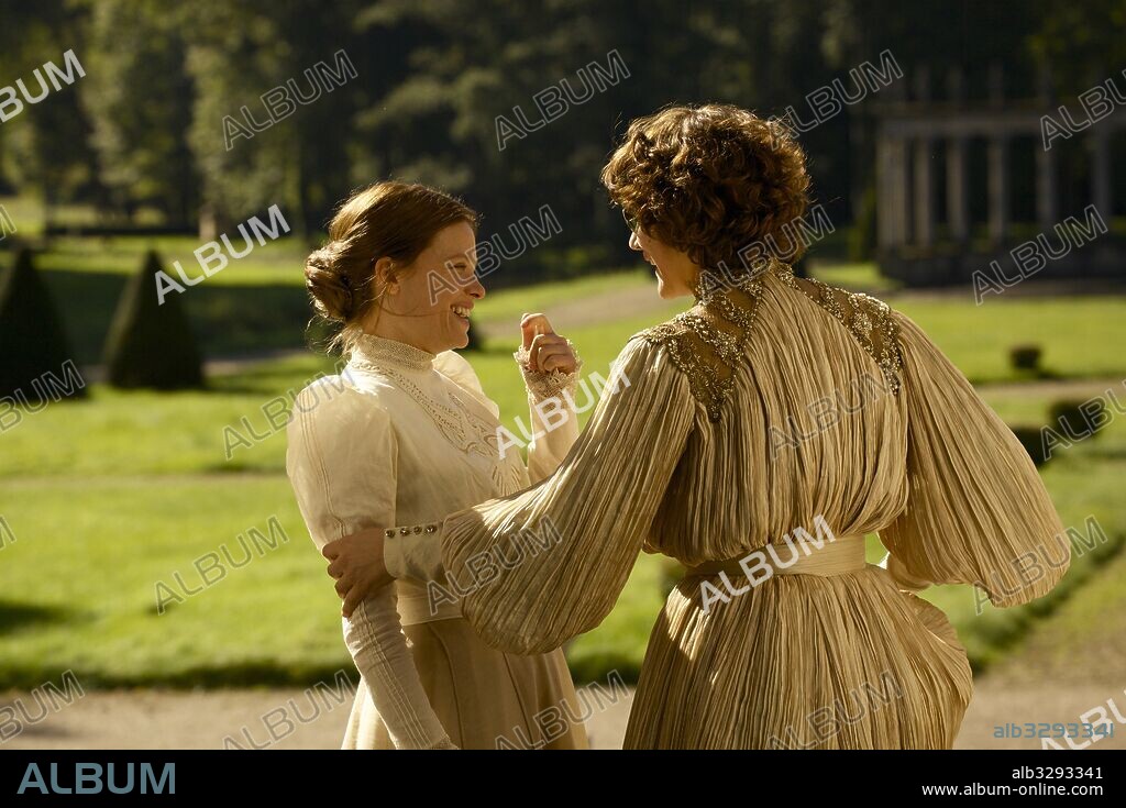 MELANIE THIERRY y Soko en LA BAILARINA, 2016 (LA DANSEUSE), dirigida por STÉPHANIE DI GIUSTO. Copyright LES PRODUCTIONS DU TRESOR/WILD BUNCH/ORANGE STUDIO/RTBF.