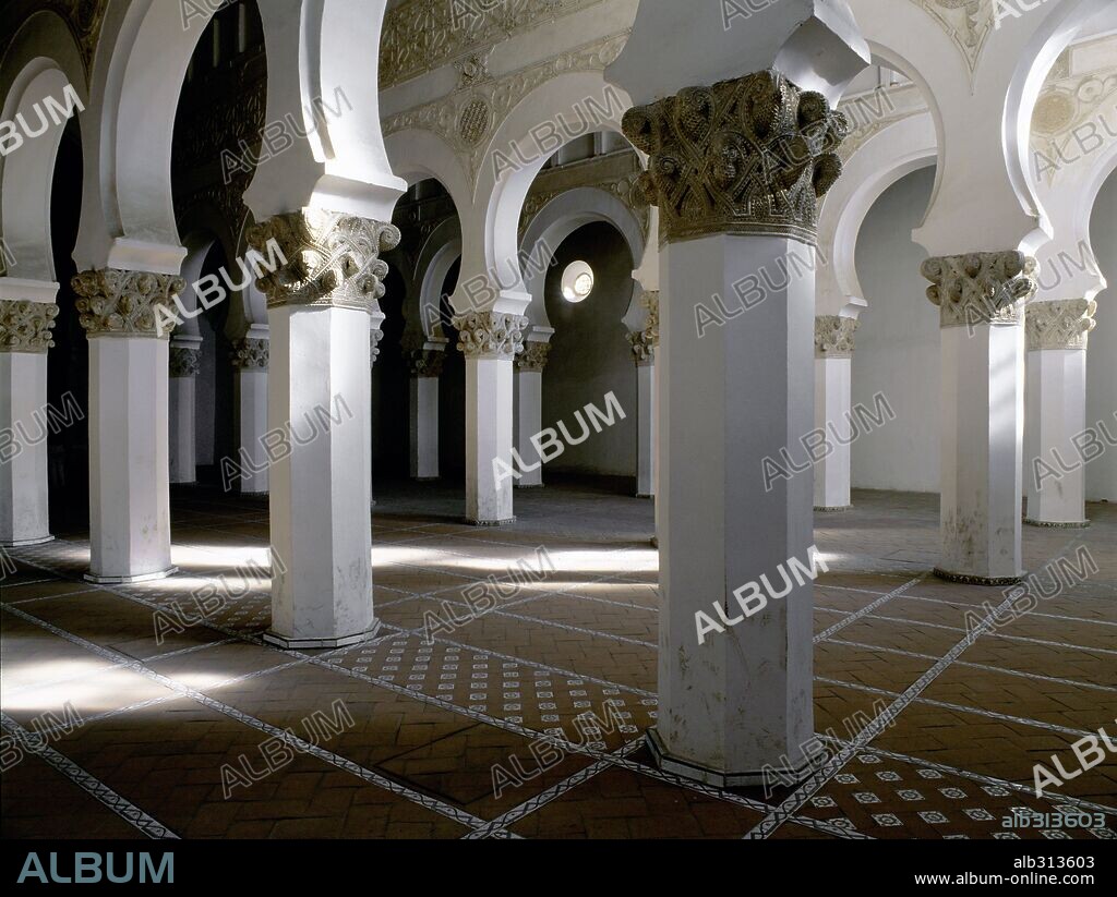 Interior de la sinagoga Santa María la Blanca, s.XII. Toledo, provincia de España, en la comunidad autónoma de Castilla-La Mancha.