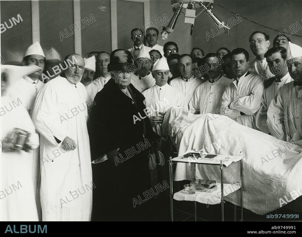 Madrid, enero de 1928. La Infanta Isabel de Borbón, conocida popularmente como «La Chata», en una visita al instituto oftalmológico.