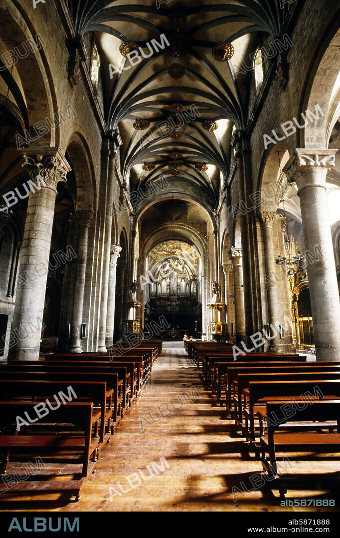 Jaca, nave central de catedral (arquitectura románica); Pirineos.
