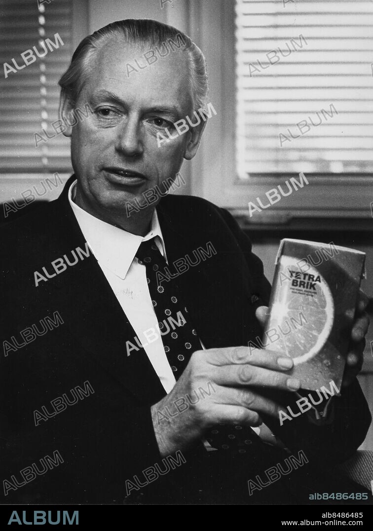 MALMÖ 1977-04-14. Business man and Investor Hans Rausing, former ceo of Tetra Pak 1954-1981 and son to founder Ruben Rausing, seen holding a Tetra Brik. Hans Rausing sold his share in packaging giant Tetra Laval in 1995. Foto: Göran Strandberg / Skånereportage / IBL Bildbyrå / TT / Kod: 36100.