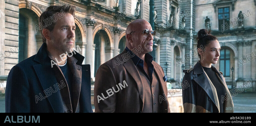 DWAYNE "THE ROCK" JOHNSON, GAL GADOT y RYAN REYNOLDS en ALERTA ROJA, 2021 (RED NOTICE), dirigida por RAWSON MARSHALL THURBER. Copyright Legendary Pictures / Netflix.