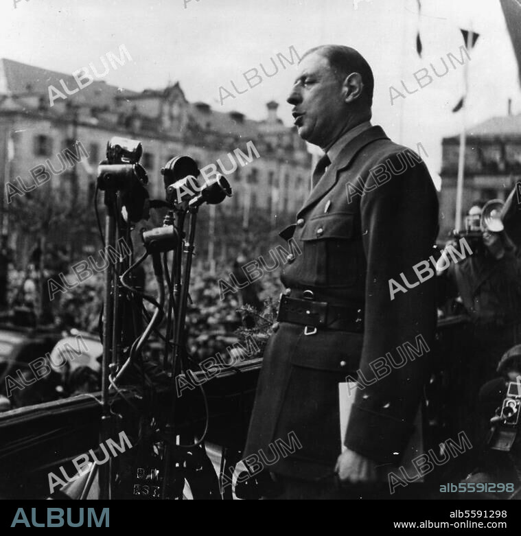 Gaulle, Charles de franz. General u. Politiker, 1890-1970. - Charles de Gaulle, während seiner Rede vom Balkon des Rathauses in Straßburg, am 7. April 1947: De Gaulle fordert engere Zusammenarbeit mit den USA und GB und eine größere Abgrenzung zur UdSSR.- Foto, 7. April 1945.