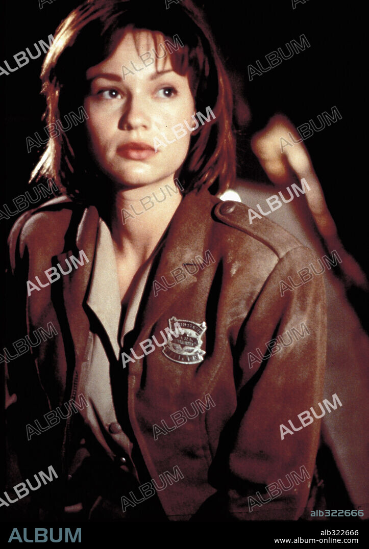 SAMANTHA MATHIS in BROKEN ARROW, 1996, directed by JOHN WOO. Copyright 20TH CENTURY FOX / FOREMAN, RICHARD.