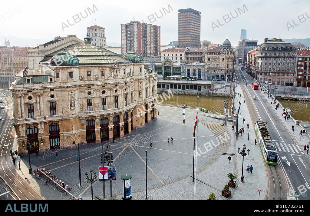 Arriaga Antzokia, Areatzako Zubia, Arriaga Plaza, Ria del Nervión, Bilbao, Bizkaia, Basque Country, Spain, Europe.