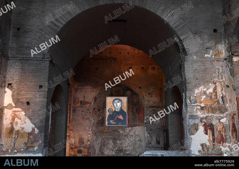- L'église Santa Maria Antiqua, église catholique romaine située dans le Forum Romanum, à Rome. Construite au Ve siècle, il s'agit du plus ancien édifice chrétien du forum.
Au centre : Copie d'un original du 6ème siècle de Santa Maria Regina ( la Vierge Marie comme reine).
Forum Romain (Forum Romanum - Foro Romano).