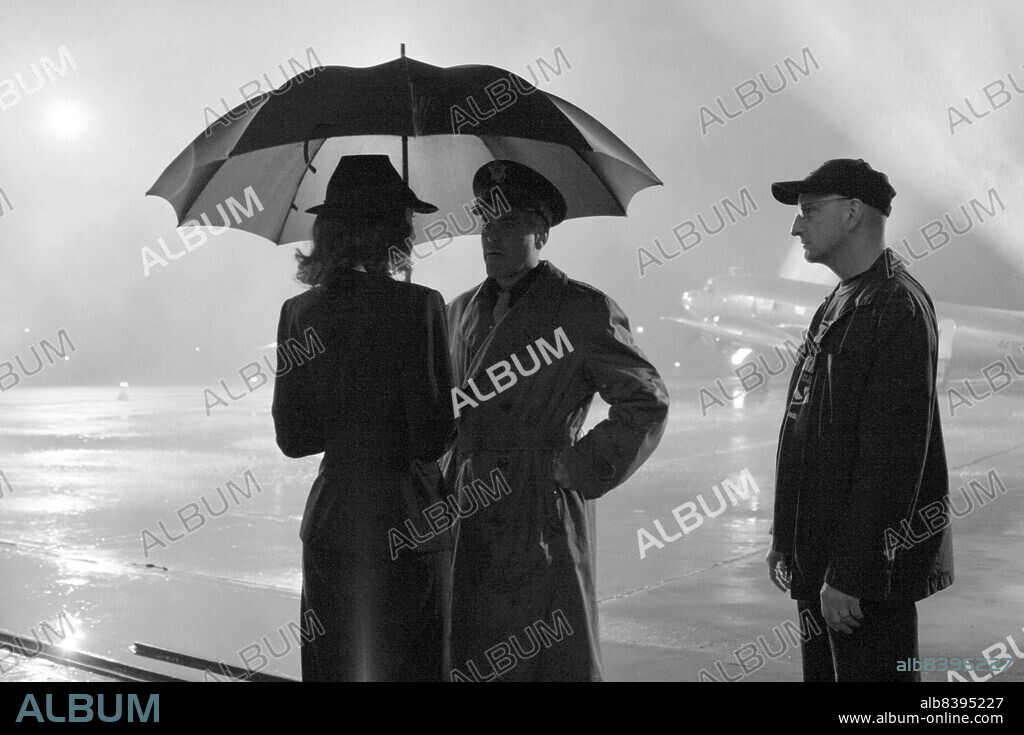 CATE BLANCHETT, GEORGE CLOONEY y STEVEN SODERBERGH en EL BUEN ALEMAN, 2006 (THE GOOD GERMAN), dirigida por STEVEN SODERBERGH. Copyright WARNER BROS. PICTURES.