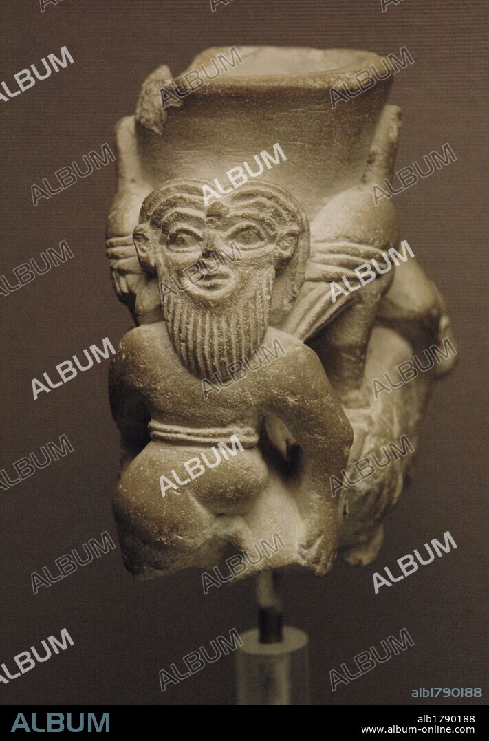 ARTE MESOPOTAMICO-SUMERIO. Fragmento de un VASO DE LIBACIONES de piedra con decoración antropomorfa, sujetado por la figura de dos héroes. Fechado en el año 3300-3000 a. C. correspondiente al Periodo Tardio de Uruk. Probablemente procedente de Uruk. Museo Británico. Londres. Inglaterra. Reino Unido.