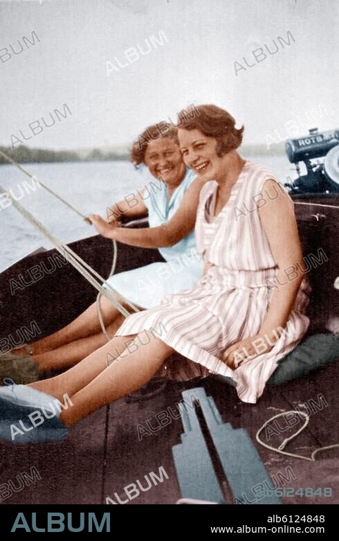 Sport: Segeln.-Zwei Frauen beim Segeln.-Foto, undat. (um 1925); digital koloriert.