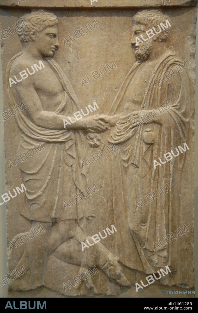 ARTE GRIEGO. S. V. GRECIA. ESTELA FUNERARIA en mármol pentélico con relieve que representa una ESCENA DE DESPEDIDA ENTRE UN JOVEN Y UN HOMBRE ADULTO. Localizado en Atenas y datada hacia el año 400 a. C. Museo Arqueológico Nacional. Atenas. Grecia.