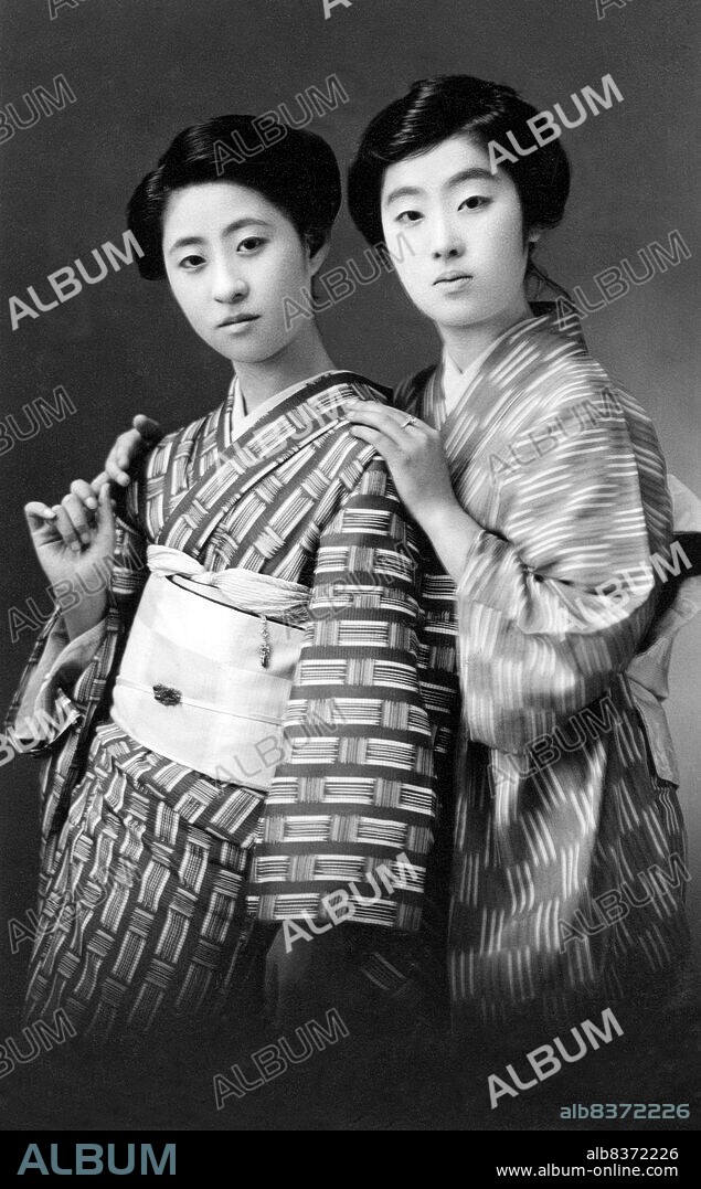 Geisha of Tokio アンティーク写真集　希少本　藝者　東京百美人 東京百美人 Geisha of Tokyo(小川一真) / 古本、中古本、古書籍