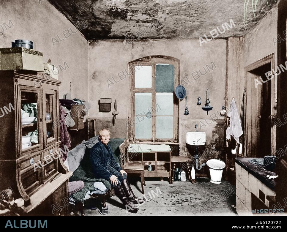 Berlin, Wohnung Berlin-N, Badstraße 42/43, Vorderhaus, 4 Treppen.-Küche.-Foto, 1917; digital koloriert.