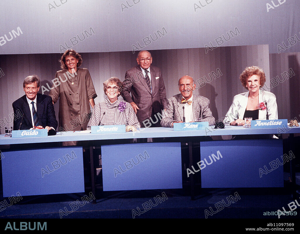 What am I? - The guessing team with GUIDO BAUMANN, assistant IRENE AULICH, NNETTE VON ARETIN, quizmaster ROBERT LEMBKE, HANS SACHS, ANNELIESE FLEYENSCHMIDT (ca. 1979) / Headline: WHAT AM I?.