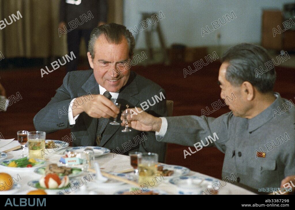 US President Richard Nixon and Chinese Premier Zhou Enlai toast, February 25, 1972 during Nixon's visit to Communist China.