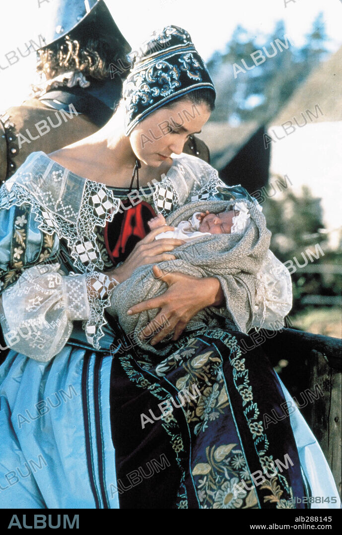 DEMI MOORE in THE SCARLET LETTER, 1995, directed by ROLAND JOFFE. Copyright CINERGI PICTURES.