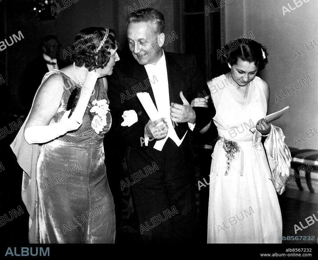 ©SCANPIX SWEDEN, 1937.. Nobelpriset 1937.. Bilden: Albert von Szent-Györgyi Nagyrapolt, med sin dotter och Mrs Professor Siegbahn (t.v.).. Foto: Scanpix. Code: 20360. ***. ENGCAP: The Nobel prize laurete in medicine, Albert von Szent-Györgyi Nagyrapolt, with his daughter and Mrs Professor Siegbahn.