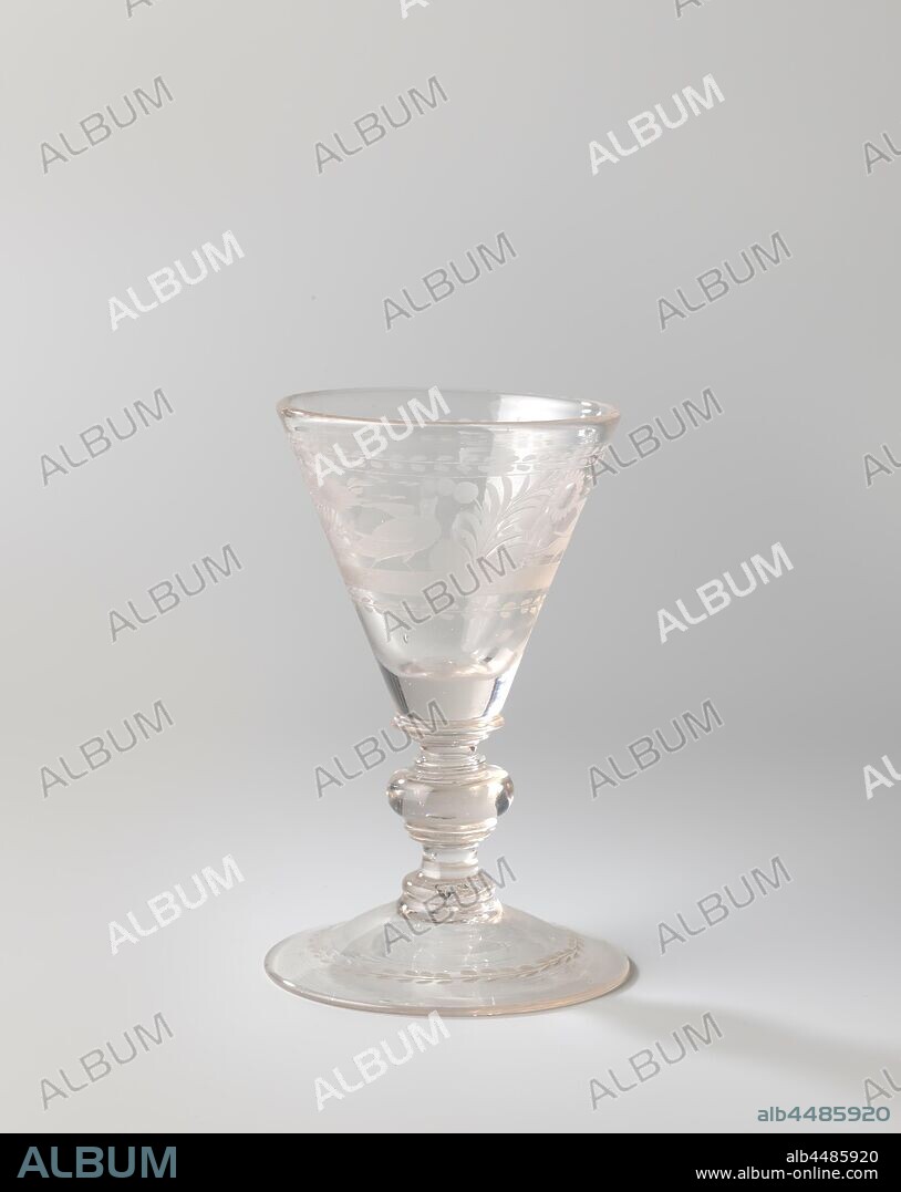 Chalice with birds and flower and leaf vines, Conical foot. The trunk consists of a node and two composite discs. Funnel shaped chalice. On the calyx, between two continuous, stylized leaf vines, birds are depicted on grass, between flower and leaf vines, separated by nine circles. A continuous, stylized leaf tendril on the foot., anonymous, Bohemen, c. 1700 - c. 1725, glass, glassblowing, h 17.3 cm × d 11 cm.