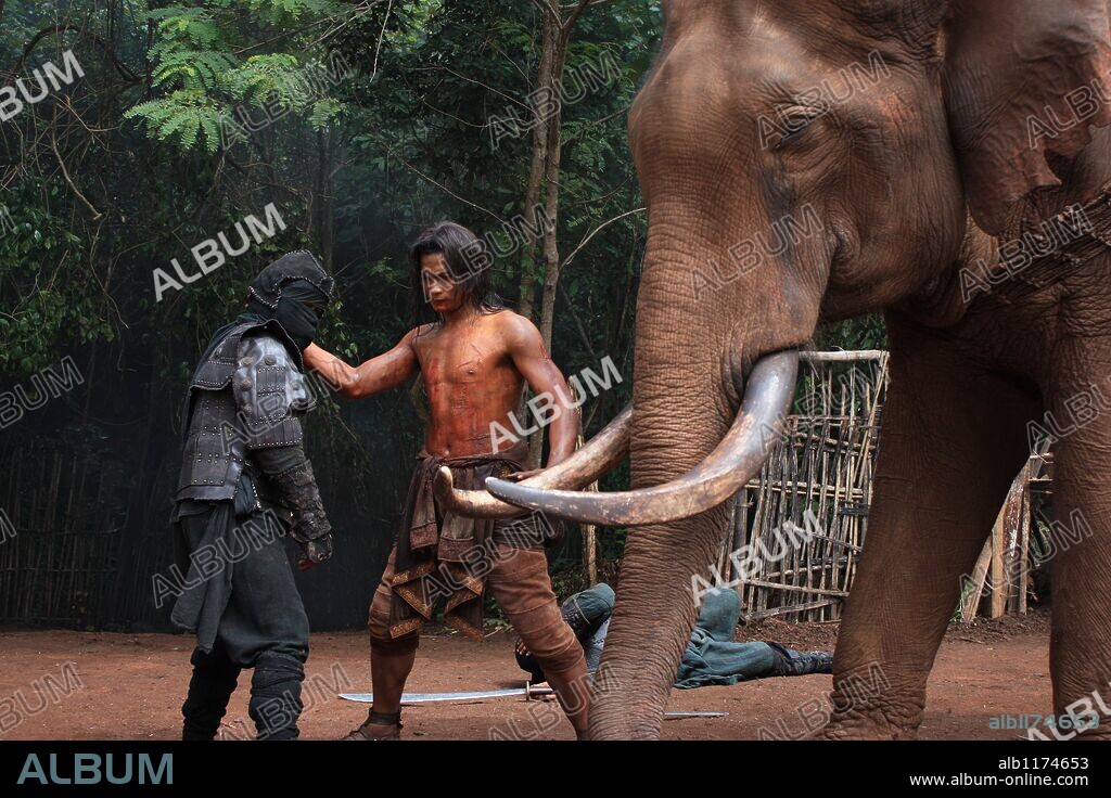 TONY JAA en ONG BAK 2: LA LEYENDA DEL REY ELEFANTE, 2008 (ONG BAK 2), dirigida por TONY JAA. Copyright IYARA FILMS/SAHAMONGKOLFILM CO.