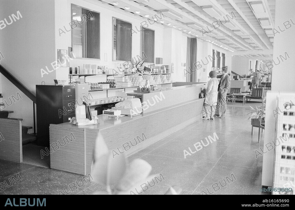 Current 9 - 4 - 1973: Holiday Magic. Vanity supermarket. Holiday Magic mainly sells cosmetics and skin care items. Their very special sales method is currently being investigated by the Consumer Ombudsman. In Sweden, the company was sentenced to reorganize its operations. Among other things, the sellers were predicted far too high a profit. The Holiday Magic preparations are not advertised in newspapers and magazines. Sales are based on direct contact with the consumer. Demonstrations are organized in homes, the so-called home parties. Holiday Magic was started in 1964 by an American named William Penn Patrick. The image shows CRS bearings. Here, beauty lies in jars, waiting for its buyers. The products are quite expensive. Photo: Aktuell / NTB. ***PHOTO NOT IMAGE PROCESSED***.