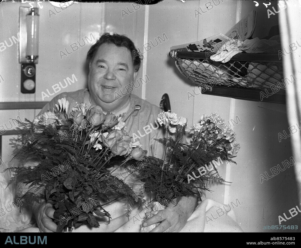 Göteborg 1946-12-02 - Filmstjärnan Edvard Persson återkommer från USA med M/S Gripsjolm *** Local Caption *** GT Låda Krep 2009-09. KAMERAREPORTAGE.