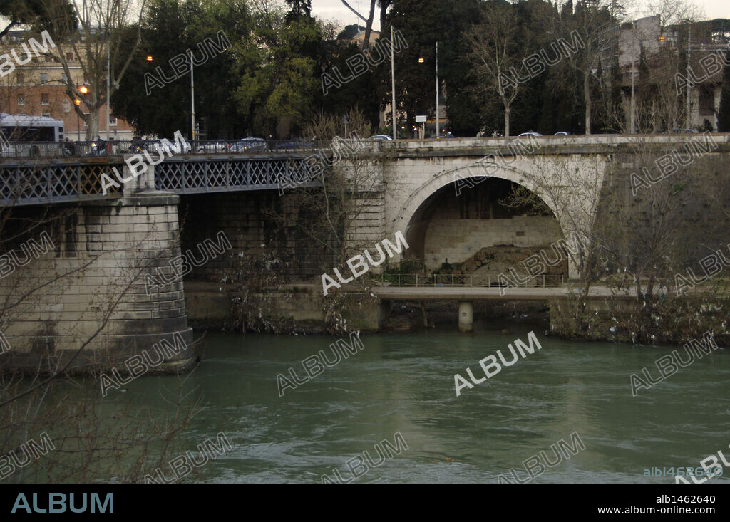 ITALIA. ROMA. Vista de la CLOACA MAXIMA, construida en época Romana. En primer término, las aguas del RIO TIBER.