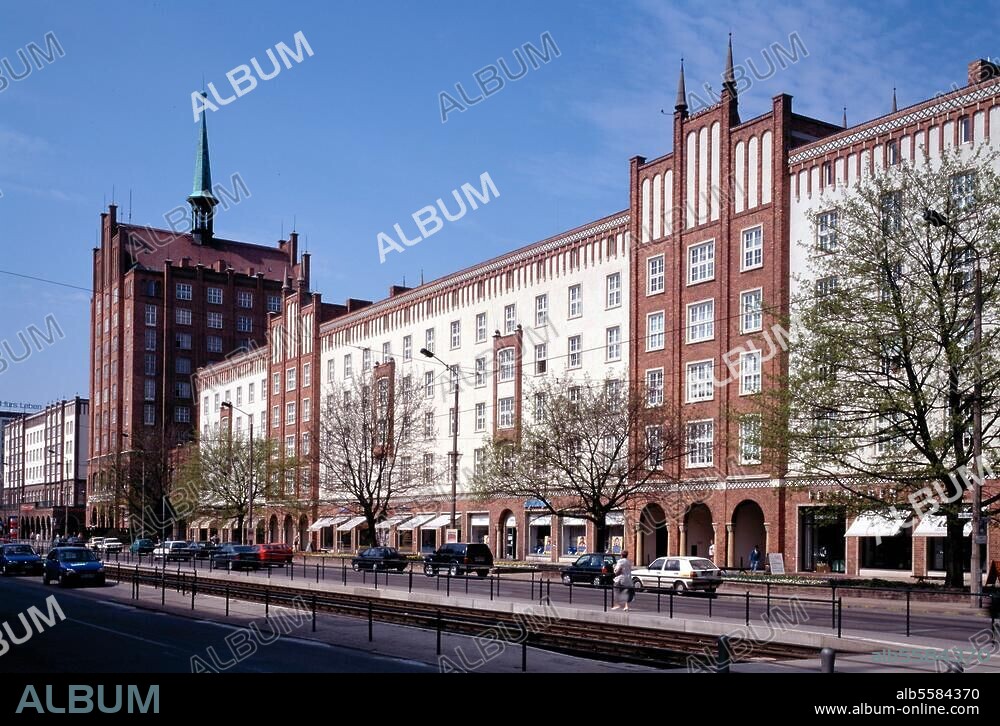 Rostock (Mecklenburg-Vorpommern), Lange Straße. (nach Kriegszerstörung 1942 Neubebauung 1953-59; Arch.: Kollektive unter Leitung von Joachim Näther u. a.). Bebauung der nördlichen Straßenseite. Foto (Lisa Hammel).