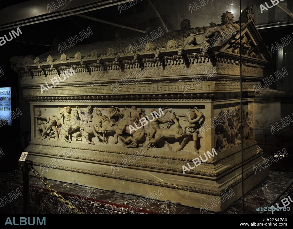 ARTE GRIEGO-HELENICO. TURQUIA. SARCOFAGO DE ALEJANDRO MAGNO. Finales del siglo IV a. C. Procedente de la Necrópolis de Sidón. Vista general de uno de los lados del sarcófago donde se representa ana cacería. Museo Arqueológico de Estambul. Turquía.