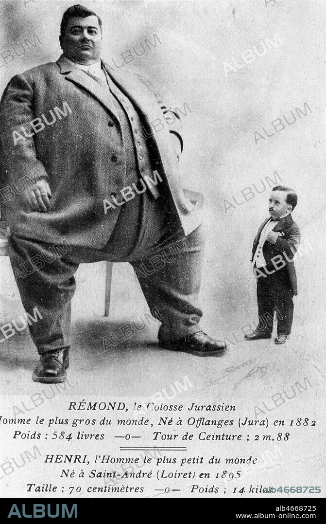 Homme geant et homme nain se produisant dans les cirques et les foires au debut du 20eme siecle: 'Raymond, le colosse jurassien. L'homme le plus gros du monde, ne a Offlangen (Jura) en 1882. Poids: 584 livres. Tour de ceinture: 2m 88. Henri, l'homme le plus petit du monde, ne a Saint-Andre (Loiret) en 1895. Taille: 70 cm et poids: 14 kilos.' Carte postale vers 1915. Credit: Cheuva / KHARBINE-TAPABOR.