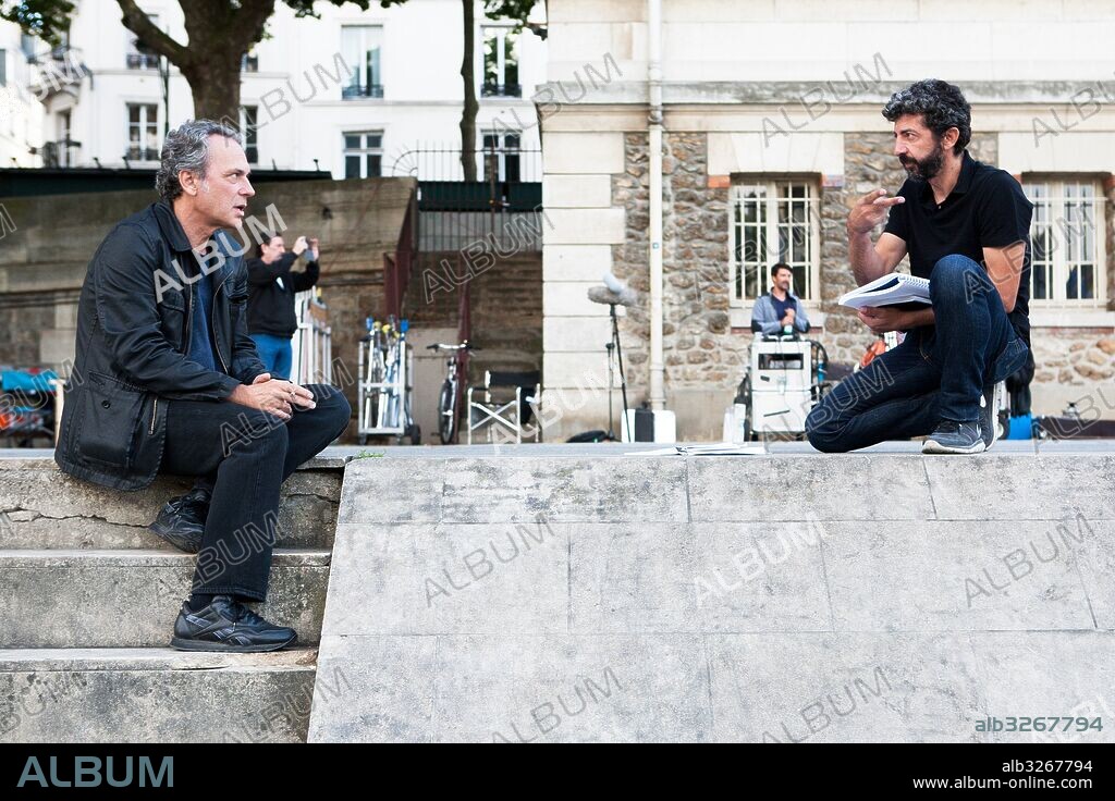 ALBERTO RODRIGUEZ y JOSE CORONADO en EL HOMBRE DE LAS MIL CARAS, 2016 (LE HOMBRE DE LAS MIL CARAS), dirigida por ALBERTO RODRIGUEZ. Copyright ATRESMEDIA CINE/ATRESMEDIA/ATIPICA FILMS/CANAL SUR TELEVISIO.