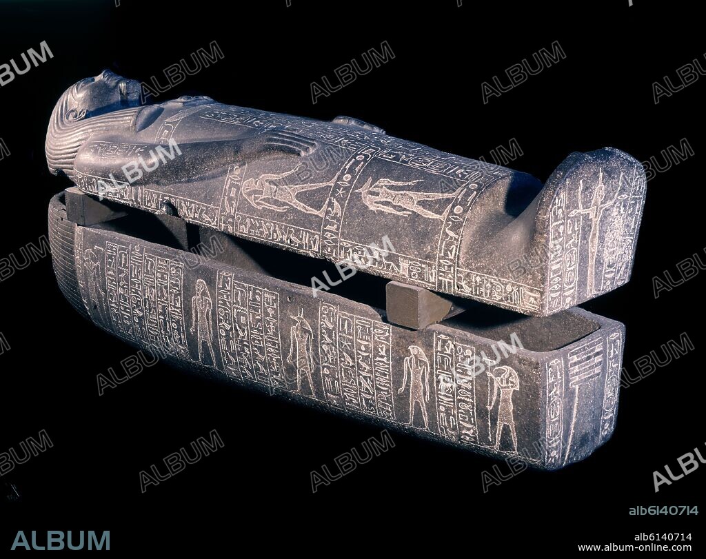 AUTOR LIBRE 01307. SARCOFAGO DE UNO DE LOS HIJOS DE RAMSES II. PROCEDE DE MEDINET HABU. XIX DINASTIA. GRANITO GRIS 190.