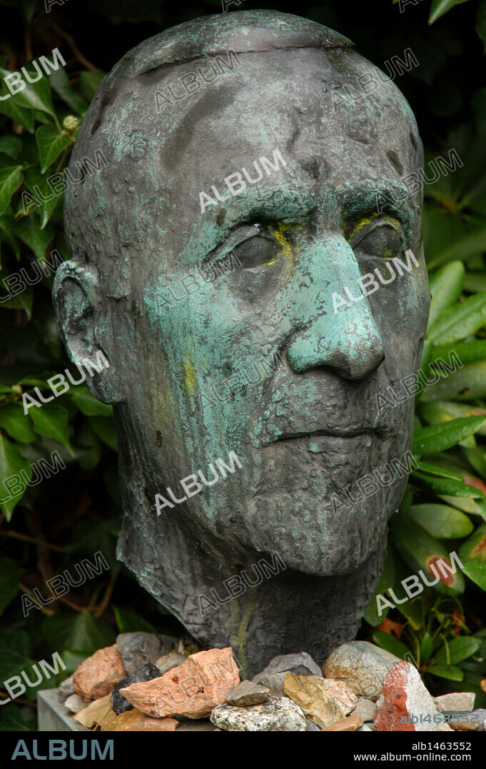 HEINRICH MANN (1871-1950). Escritor alemán, hermano de Thomas Mann. S. XIX-XX (S. XIX-S. XX). Tumba de Heinrich Mann en el Cementerio de Dorotheenstädtischen Friedhof. Berlín, Alemania.